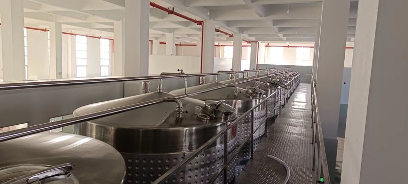 在酒业市场的激烈竞争中,如何脱颖而出?面对众多品牌的夹击和消费者日益提升的品味要求,我们从多个维度剖析不同策略的优势与劣势。